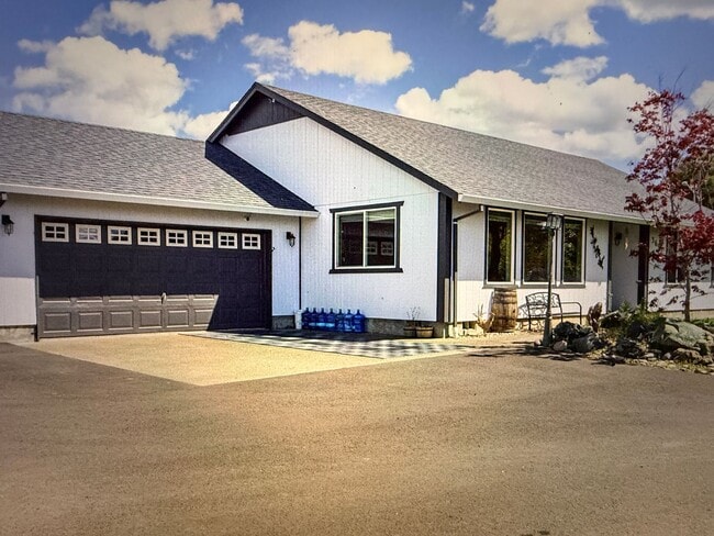 Building Photo - Wow !!! This 3 Bedroom 2 Bath Home with He...
