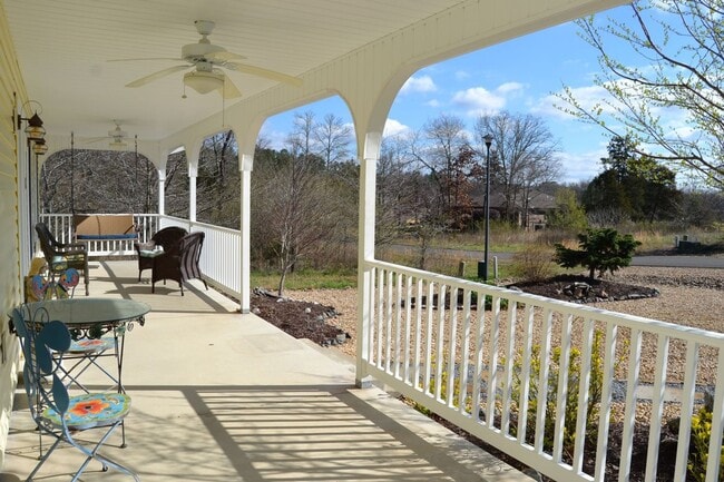 Foto del edificio - East Gate Area | Home | Unfurnished