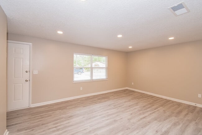 Building Photo - 4219 Pointe Haven Dr S