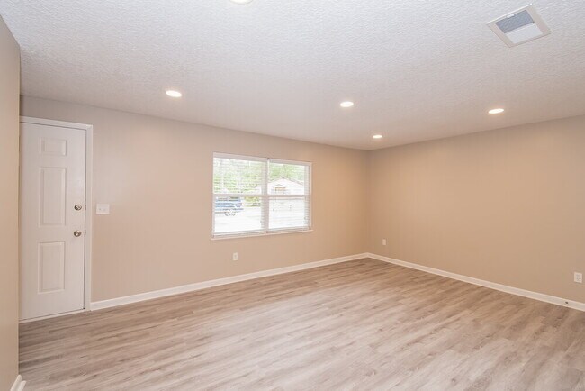 Foto del edificio - 4219 Pointe Haven Dr S