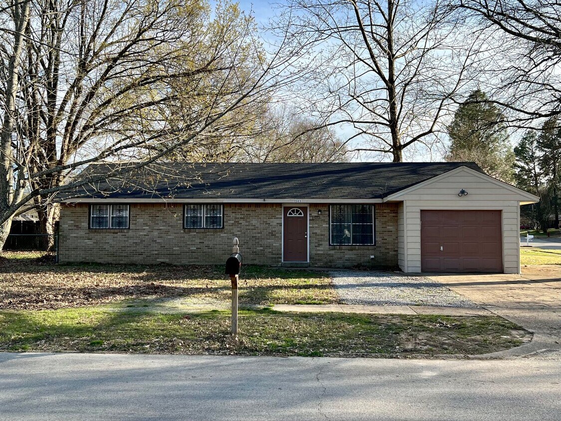 Primary Photo - FOR RENT - 3 Bedroom, 1 Bath!