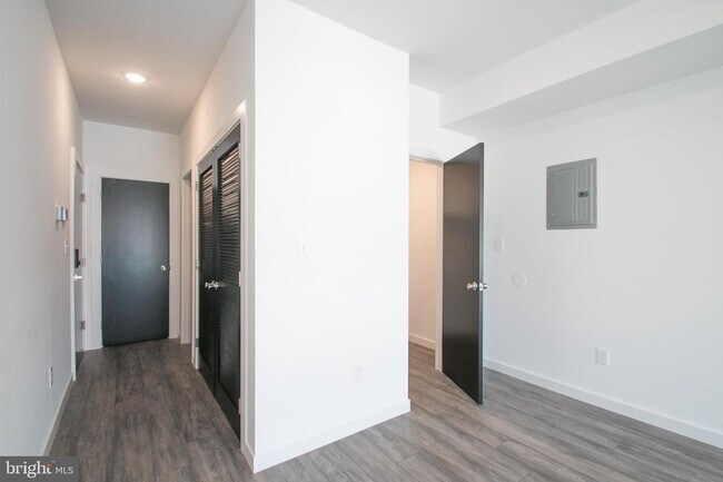 Building Photo - 13 Farson St