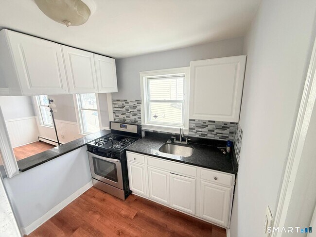 Foto del edificio - 240 Wood Ave