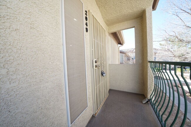 Building Photo - SHOWINGS AVAILABLE NOW