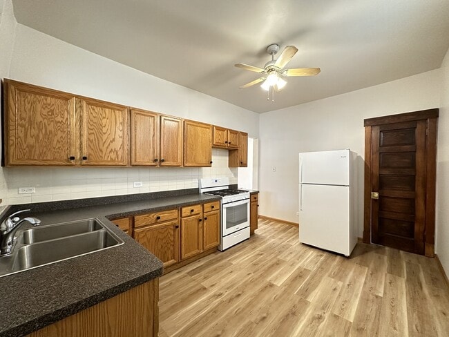 Building Photo - 843 N Maplewood Ave