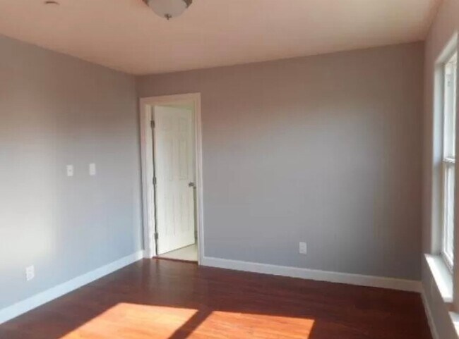 Building Photo - Beautiful & Cozy 4 Bedroom Home with Modern Upgrades!