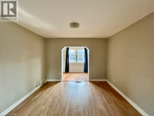 Photo du bâtiment - 153 Cameron Ave N