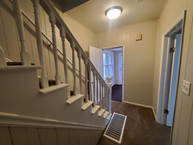 Foto del edificio - 4 Bedroom, 1 Bathroom home just South of Downtown!