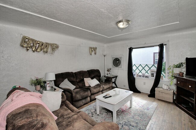 Foto del edificio - Perfect single family or college roommates