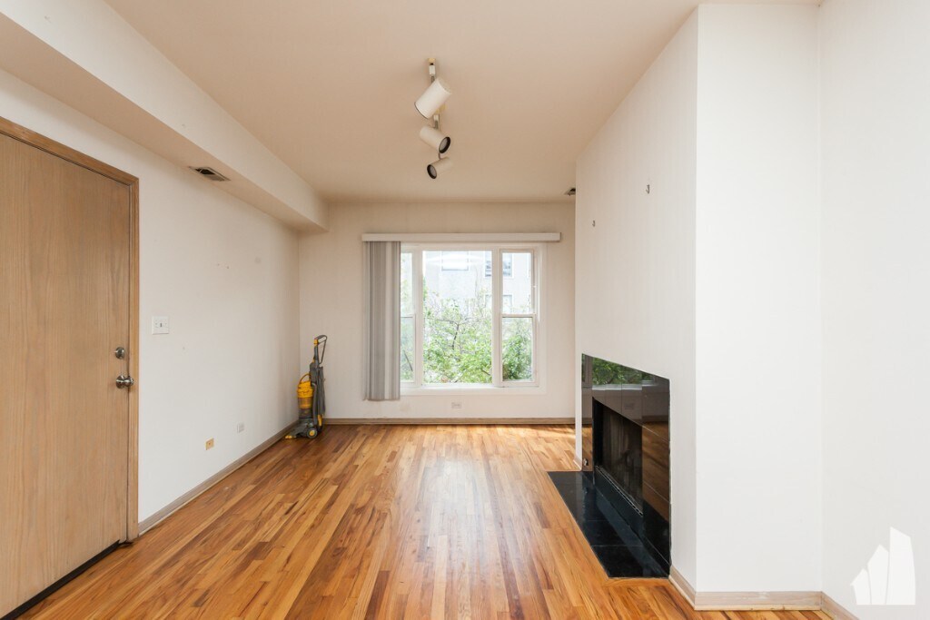 Primary Photo - 1528 W Chestnut St