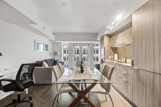 Building Photo - 955 Bay St.