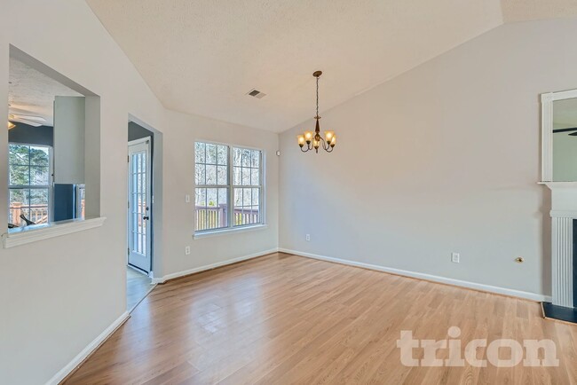 Foto del edificio - 3020 Lake Park Ct