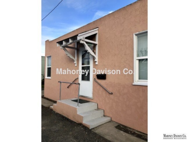 Building Photo - Charming 1 bdrm/1 bath cottage, new carpet...