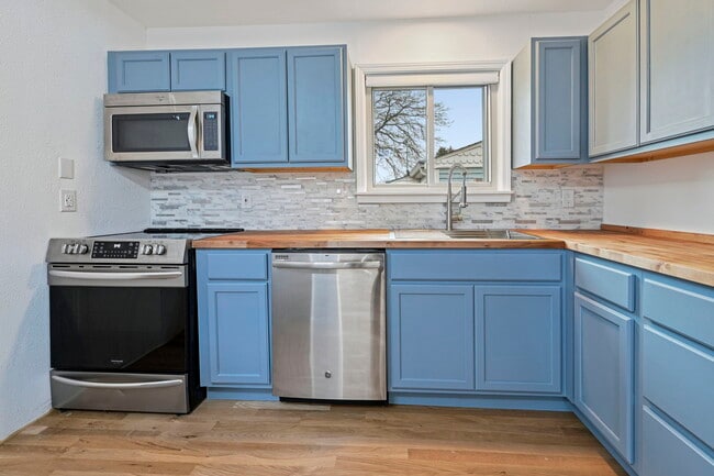 Building Photo - 309 Redwood Dr