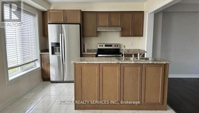 Building Photo - 470-470 Linden Dr