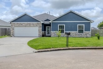 Building Photo - 2422 Cardinal Dr