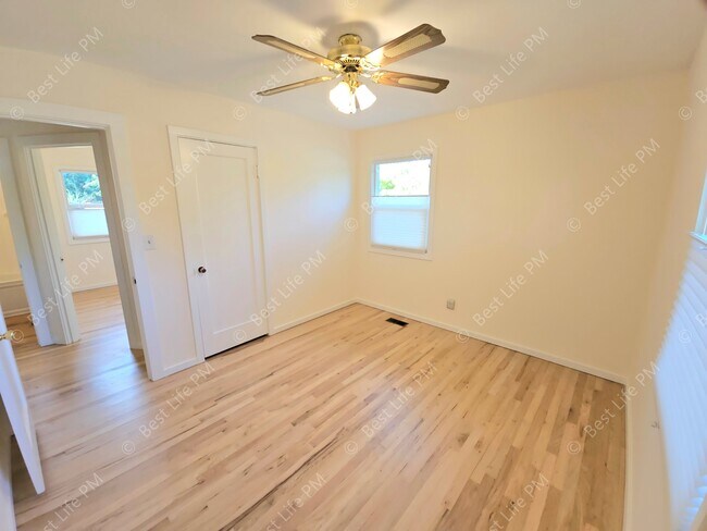 Foto del edificio - 7037 N Monteith Ave