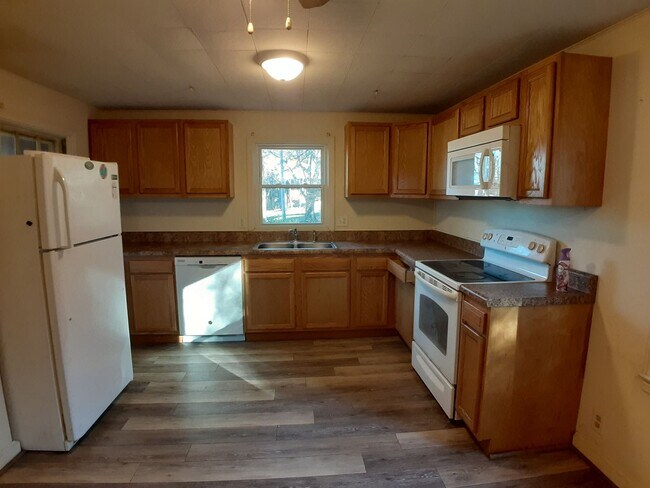 Building Photo - Radford, 4BR / 2 BA, Available Feb. 1st, 2025