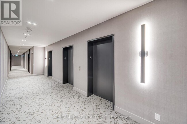 Building Photo - 270 Dufferin St