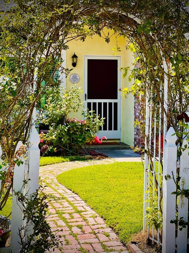 Primary Photo - Beautiful 4 bedroom 2 bath House, with man...