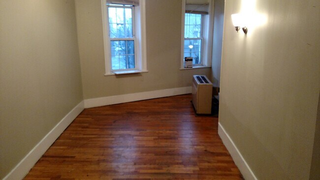 Building Photo - 154 Riley St