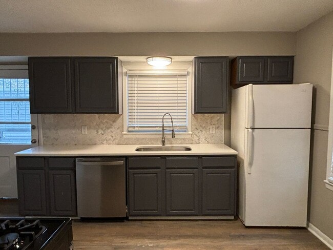 Building Photo - AVAILABLE NOW! Charming 2-Bed, 1-Bath Single-Family Home in Indianapolis!