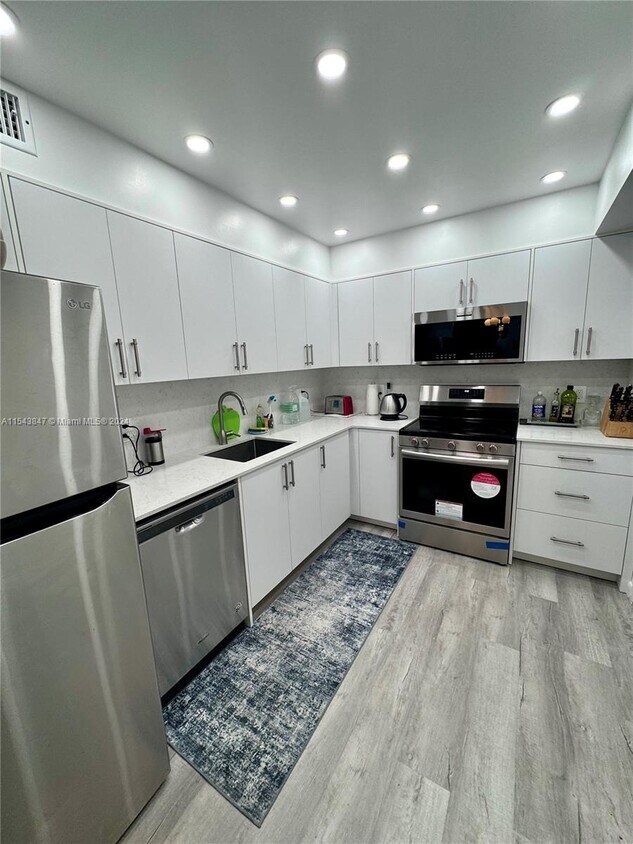 Foto principal - 400 Kings Point Dr