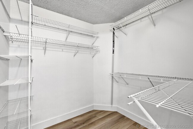 Foto del edificio - 7618 Pinewalk Dr S