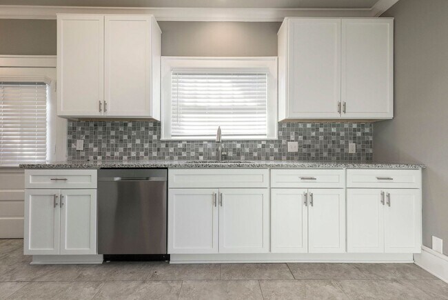 Foto del edificio - 2144 Lakeside Dr