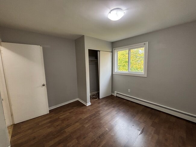 Building Photo - Charming Unit for Lease