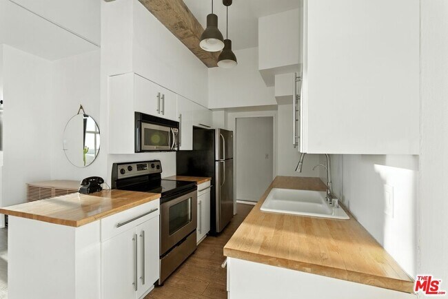 Foto del edificio - 1155 N La Cienega Blvd