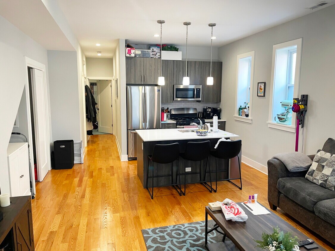 Foto principal - 1859 W Dickens Ave