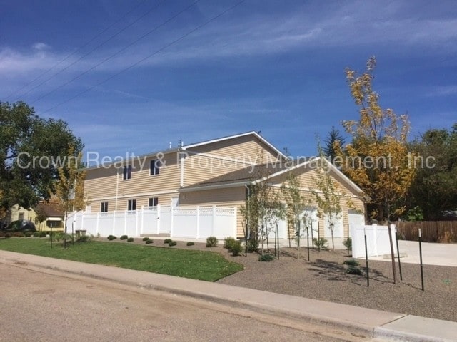 Building Photo - 203 E 6th St