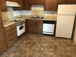 Building Photo - Upstairs unit in four plex w/ garage
