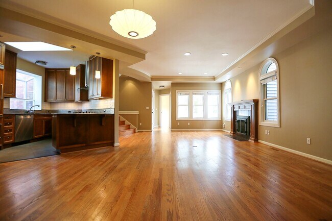 Building Photo - 1535 Magnolia Blvd W