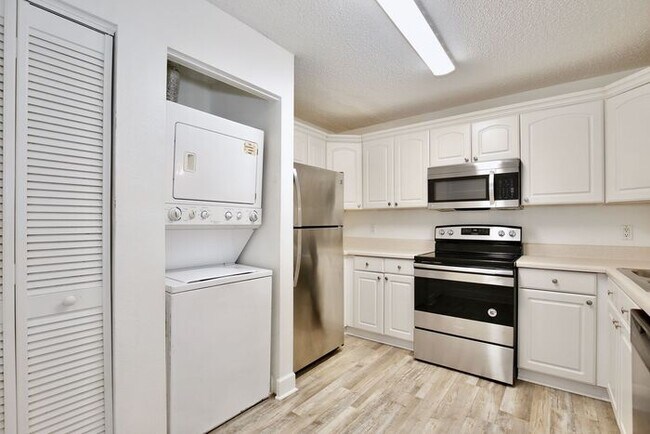 Foto del edificio - Spacious 3/2 Condo with a Cover Patio Area in the Desirable Palm Villas - Kissimmee!