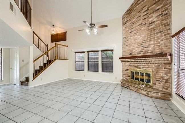 Building Photo - Back yard perfect for entertaining!
