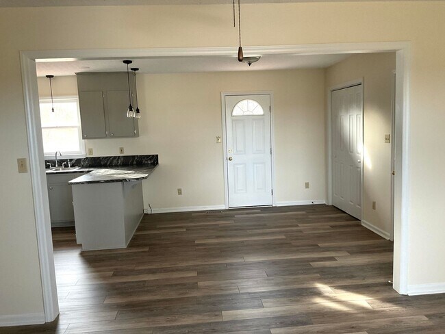 Foto del edificio - Home For Rent in Crouse NC