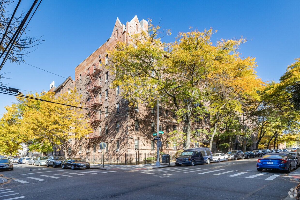 Foto del edificio - 92-05 Whitney Ave