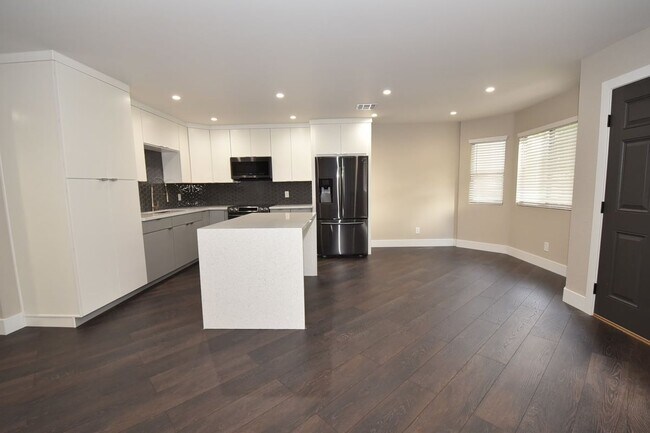 Foto del edificio - Stunning 2-Bedroom, 2-Bathroom Condo Located at The Lakes!