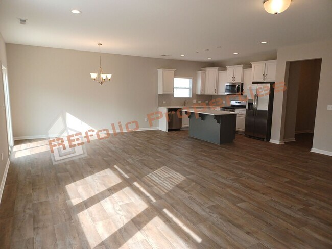 Building Photo - Beautiful 4 Bedroom Home with Attached 2 C...