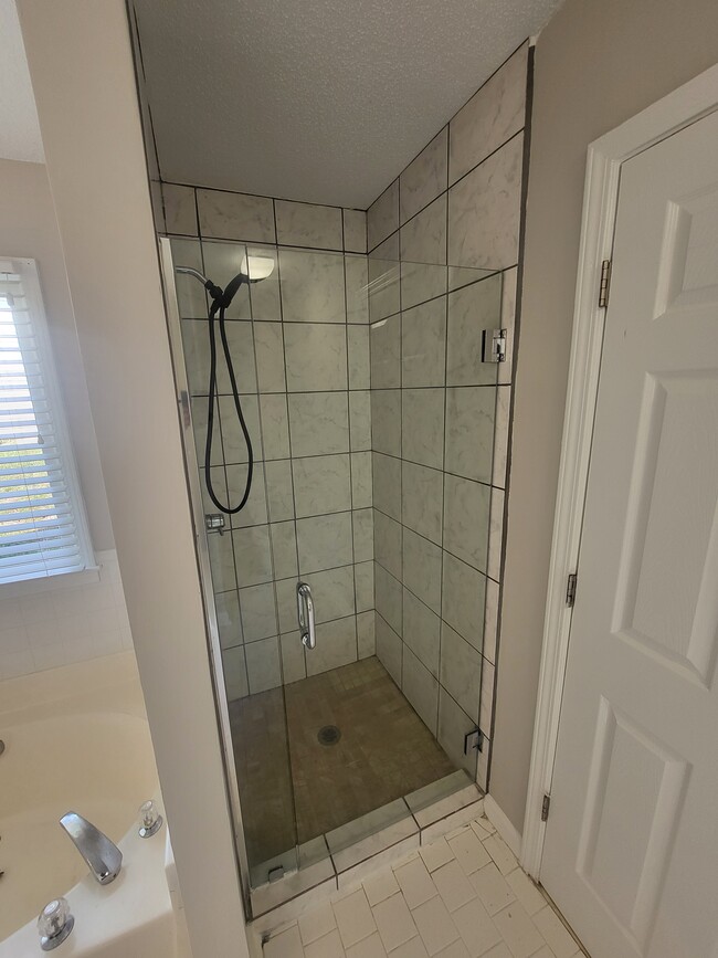 Foto del edificio - 7700 Lakeshore Ct