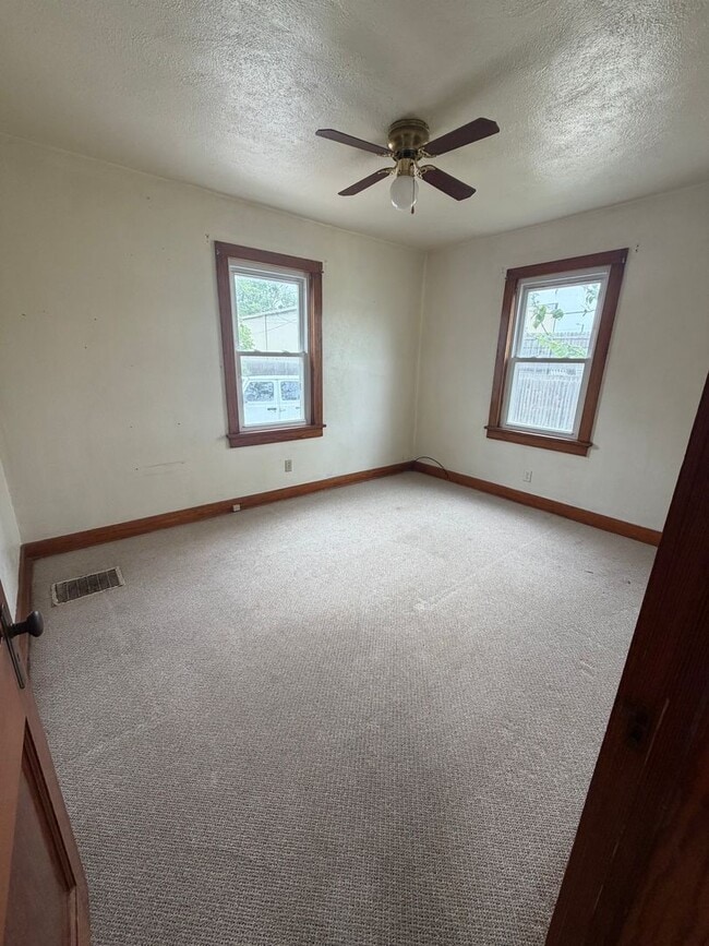 Building Photo - 3 Bed 2 Bath - Cassville