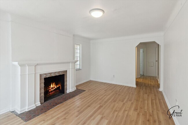 Foto del edificio - $1300 3 bedroom bungalow