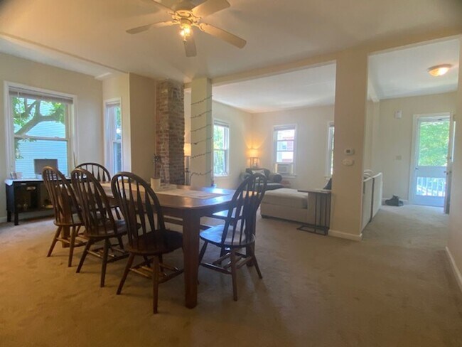 Foto del edificio - Single 4 Bedroom, 2 Full Bathrooms located...