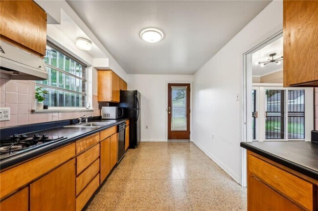 Foto del edificio - 2655 Hyman Pl