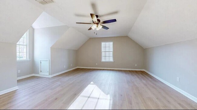 Building Photo - 206 Moorhill Ave