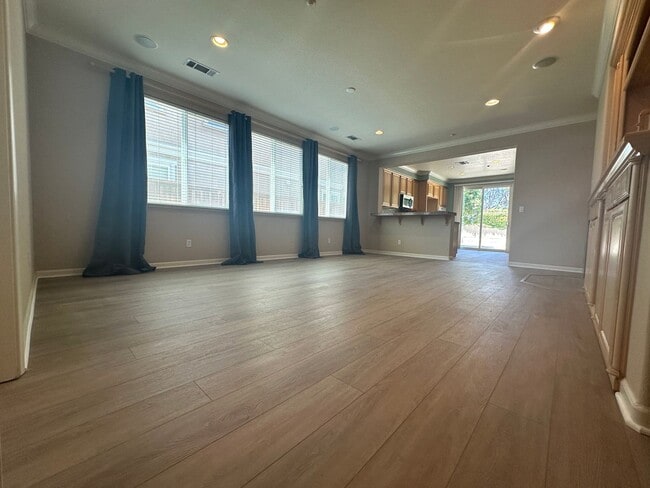 Building Photo - Beautiful 3 Bed, 2 Bath in Brentwood