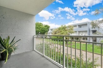 Building Photo - 9369 Fontainebleau Blvd
