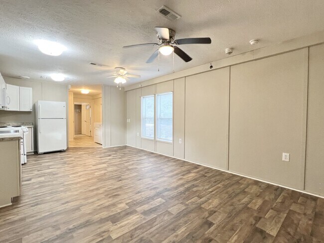 Foto del edificio - **COMING FIRST WEEK OF SEPTEMBER SPACIOUS 2 bd. 2 bath MOBILE HOME**